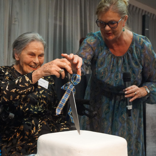 Zenda Smith cutting cake